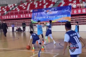 无语！场边家长冲进场内推倒比赛小球员，直接引发多方家长冲突斗殴